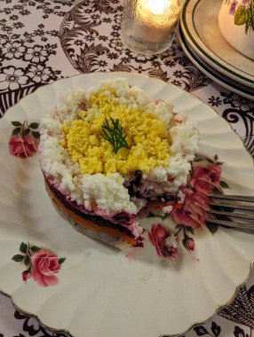 Kürk mantonun altında ringa balığı. Portland, ABD 'deki bir Rus restoranında balık ve haşlanmış sebzeli Noel puf salatası..