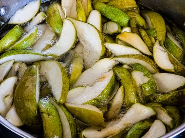 Şerbetli haşlanmış armut parçaları..