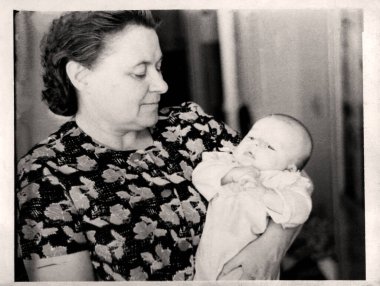 Kollarında genç bir büyükanne ve torunun portresi. 1967 'den kalma eski bir fotoğraf..