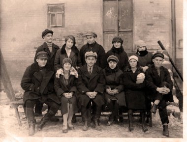 Rostov-on-Don, SSCB - 12.30.1928: 1920 'lerin karakteristik kıyafetleriyle Sovyet gençlerinden oluşan bir grubun klasik fotoğrafı.