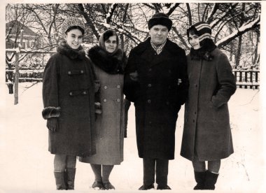 Kışın çekilmiş bir aile portresi. Ebeveynler ve iki yetişkin kız SSCB, Ukrayna SSR, Chasov Yar, 1968.