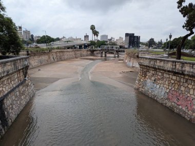 Cordoba, Arjantin - 03.26.2025: Cordoba şehir merkezindeki setin manzarası. Rio Primero Nehri, Hint ismi Sukiya ile bilinir..