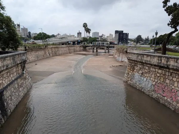 Cordoba, Arjantin - 03.26.2025: Cordoba şehir merkezindeki setin manzarası. Rio Primero Nehri, Hint ismi Sukiya ile bilinir..