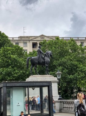 Londra, Birleşik Krallık - 06.05.2019: Trafalgar Meydanı 'nda IV. George' un Binicilik Heykeli.