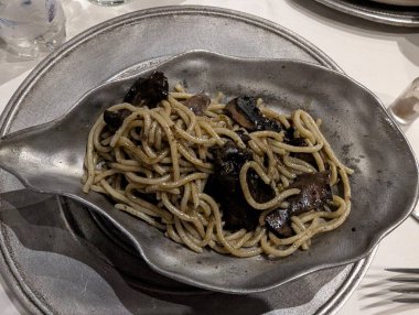 Mantarlı spagetti makarna ve farklı mantarlı krema sosu. Restoranda yemek servisi. Sağlıklı gıda konsepti.