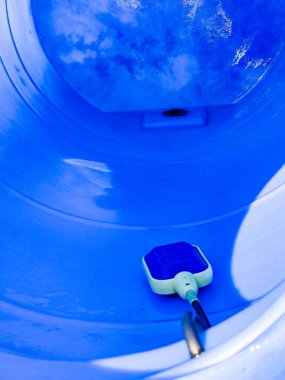 Büyük mavi plastik bir kabın içindeki su veya sıvı seviye sensörü.