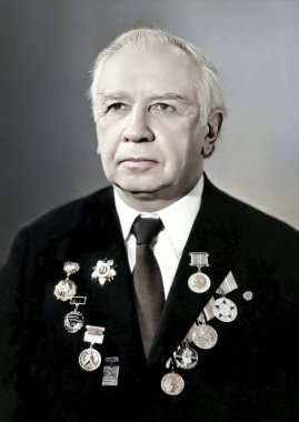 Dnipro, Ukrayna - 1985 dolaylarında: İkinci Dünya Savaşı gazisinin klasik portresi. Madalyaları ve emirleri olan bir adam. Retro fotoğraf