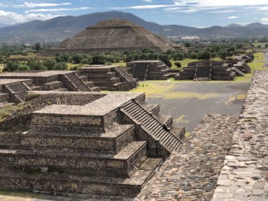 Teotihuacan, Mexico City 'nin panoramik manzarası ve Güneş Piramidi Teotihuacan' daki en büyük yapıdır..