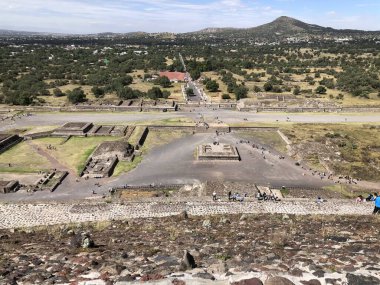 Teotihuacan, Meksika - 11.13.2019: Teotihuacan, Mexico City 'nin Güneş Piramidinden panoramik manzarası, antik şehrin en büyük yapısı.