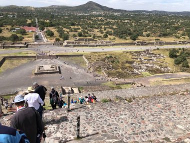 Teotihuacan, Meksika - 11.13.2019: Teotihuacan 'ın panoramik manzarası, Mexico City' nin ana piramidi Güneş Piramidi. Turistler antik kentin en büyük yapısından geliyorlar..