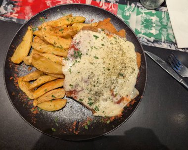 Geleneksel pirzola ve patates kızartması bir Arjantin kafesinde.