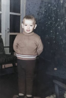 Noel ağacının yanındaki küçük çocuğun klasik portresi. 1969 'dan kalma eski bir fotoğraf.