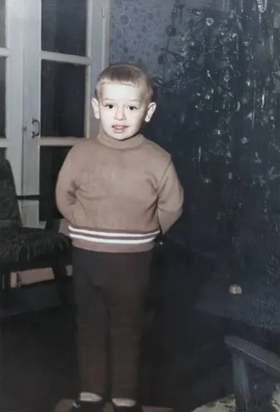 Noel ağacının yanındaki küçük çocuğun klasik portresi. 1969 'dan kalma eski bir fotoğraf.