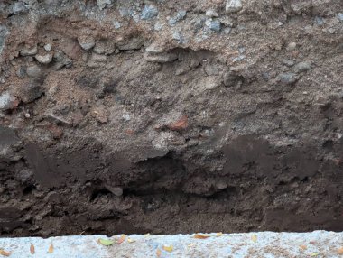 İletişim kurmak için siperler ve toprak çöplükleri. Kesilen toprağın arkaplanı.