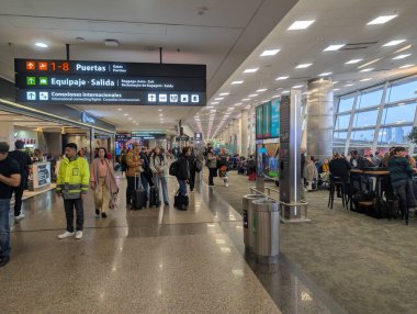 Buenos Aires, Arjantin - 06.22.2025: Jorge Newbery Uluslararası Havalimanı 'nda biniş salonu. Yolcular uçuşlarını bekliyorlar..