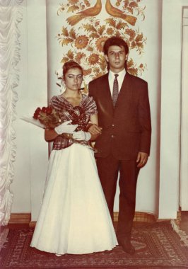 Dnepropetrovsk, SSCB - takriben 1990: Düğün günü nikah dairesinde gelin ve damadın klasik portresi. Retro fotoğrafçılık.