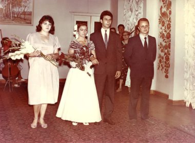 Dnepropetrovsk, SSCB - takriben 1990: Gelin ve damadın düğün günlerinde kayıt bürosundaki tanıklarının klasik portresi. Retro fotoğrafçılık.