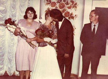 Dnepropetrovsk, SSCB - takriben 1990: Gelin ve damadın düğün günlerinde kayıt bürosundaki tanıklarının klasik portresi. Retro fotoğrafçılık.