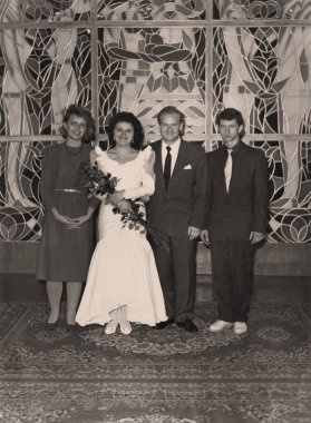 Dnepropetrovsk, SSCB - 1992 dolaylarında gelin ve damadın düğün günlerinde kayıt bürosundaki tanıklarının klasik portresi. Retro fotoğrafçılık.