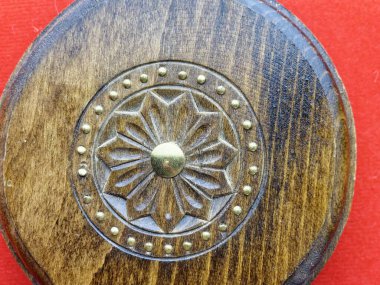 Kırmızı arka planda Ukrayna hatıra topuzu anlamına geliyor. El yapımı, ahşap ve pirinç. Ayrıntılar bitiriliyor.