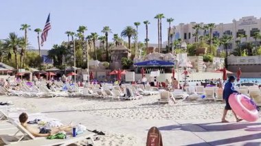 Mandalay Bay Oteli, Las Vegas, Nevada, ABD - 4 Ağustos 2024: Doğal kumlu yüzme havuzu. Rahatlayan bir halk.