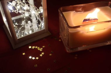 Kış akşamları mum ışığı ve arka plan ışığı.