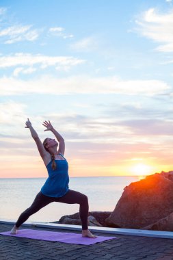 Kafkas kadın pratik yoga, deniz kıyısı