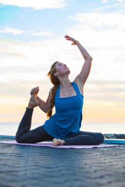 Kafkas kadın pratik yoga, deniz kıyısı