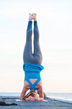 Kafkas kadın pratik yoga, deniz kıyısı