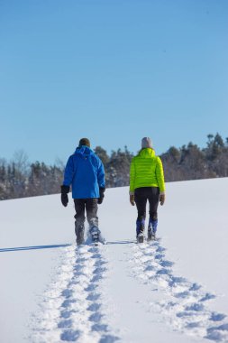 Soğuk bir kış gününde, kar altında kar ayakkabısı.