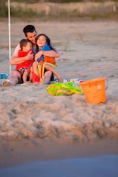 mutlu karışık ırk aile dört oynama ve plajda eğlenmek