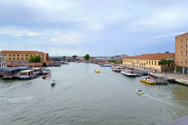Venedik İtalya, 14 Mayıs 2022. Rialto köprüsü yakınlarındaki Büyük Kanal Panoraması
