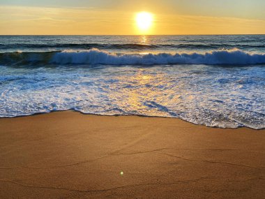 Tropikal denizin üzerinde güzel bir gün doğumu.