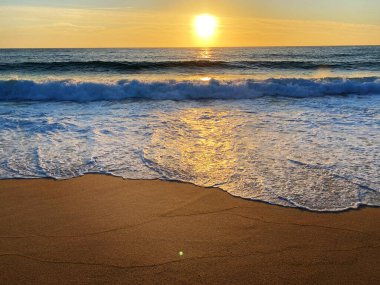 Tropikal denizin üzerinde güzel bir gün doğumu.