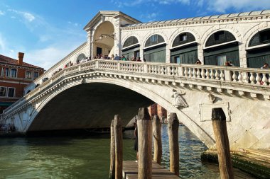 Venedik İtalya, 14 Mayıs 2022. Venedik, İtalya 'da Rialto Köprüsü yakınlarındaki Gondol