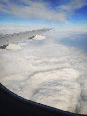 Uçak penceresinden dağ manzarası. Alplerin arka planında kanat uçakları