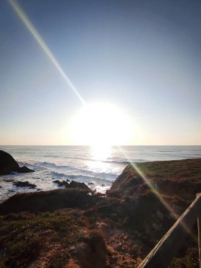 Okyanus dalgalarının ve muhteşem Rocky sahillerinin havadan görünüşü