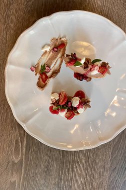 Restoranın tabağındaki tatlı çok lezzetli görünüyor.