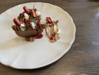 Restoranın tabağındaki tatlı çok lezzetli görünüyor.