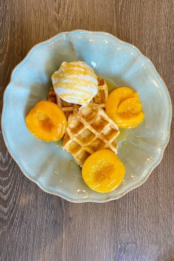 Restoranın tabağındaki tatlı çok lezzetli görünüyor.