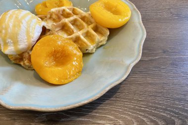 Restoranın tabağındaki tatlı çok lezzetli görünüyor.