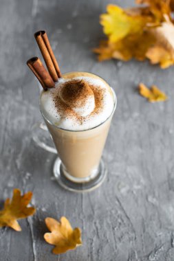 Tarçınlı, kabaklı ve kremalı baharatlı latte. Sonbahar havasında balkabaklı latte. Yüksek kalite fotoğraf.