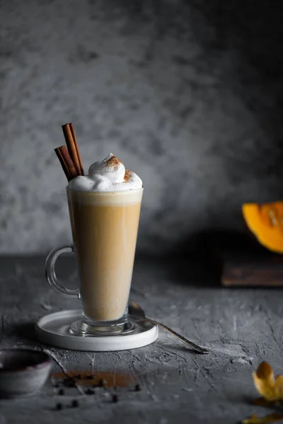Fűszeres Latte Fahéjjal Sütőtökkel Tejszínhabbal Tökös Latte Őszi Hangulatban Kiváló Stock Kép