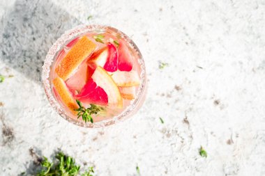 Buzlu ve kekikli greyfurt bardakları. Yaz tazeleyici kokteyller. Üst Manzara. Boşluğu kopyala.