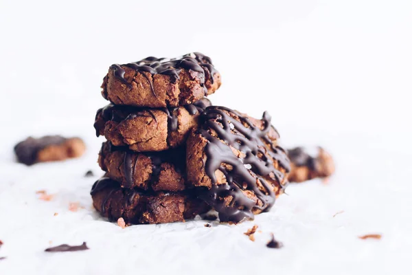 黑巧克力片无谷蛋白饼干从杏仁面粉白色背景 特写美味的面包店有机自制的美国饼干甜甜点 高质量的照片 — 图库照片