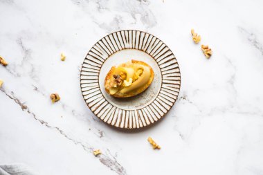 Aperatif bruschetta, armut, bal, ceviz ve mermer arka planda mavi peynir. Tatlı tost, armut, peynir ve bal. Sağlıklı atıştırmalıklar ya da kahvaltı. Üst Manzara. Yüksek kalite fotoğraf.