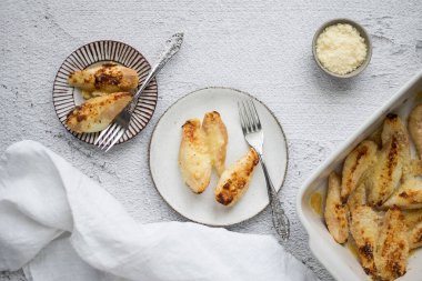 Parmesanlı armut. Sağlıklı yağlar, kilo vermek için temiz yiyecekler. Ev yapımı peynirli armut. Yemek tarifi aperatifleri fikri. Yüksek kalite fotoğraf.