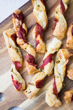 Puf böreği çubukları. Jambon ve zeytinli lezzetli puf böreklerinin yakın çekimi. Aperatif tarifi. Yüksek kalite fotoğraf.