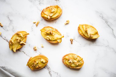 Aperatif bruschetta, armut, bal, ceviz ve mermer arka planda mavi peynir. Tatlı tost, armut, peynir ve bal. Sağlıklı atıştırmalıklar ya da kahvaltı. Üst Manzara. Yüksek kalite fotoğraf.