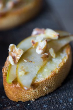 Armut, bal, ceviz ve küflü peynirli aperatif bruschetta. Tatlı tost, armut, peynir ve bal. Sağlıklı atıştırmalıklar ya da kahvaltı. Yüksek kalite fotoğraf.